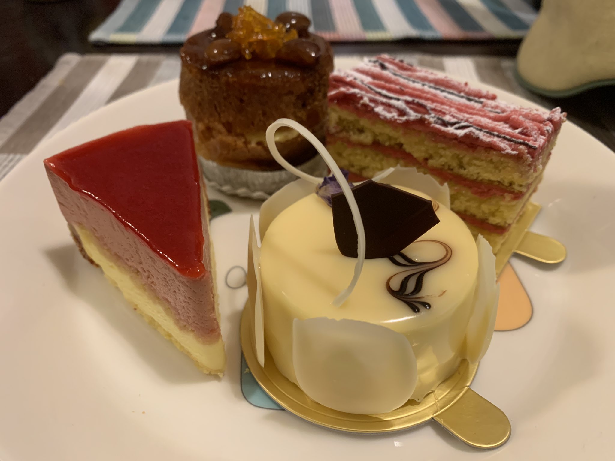 Nyao そして引き続きのアマタマ は オーボンヴュータン日本橋高島屋店でケーキ色々 日本橋 オーボン シャリュキュトリーのスペース減って生ケーキ多いように思えたけど開店直後だったからかな さすがにフレジェはなかったけど結構ケーキ種類選べた