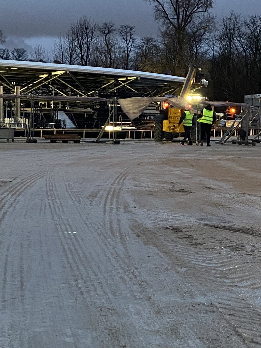 N_REYDELLET's tweet photo. @Dior Et après deux mois d’attente les parisiens vont bientôt pouvoir récupérer le jardin des tuileries que @Dior immobilise 4 mois dans l’année pour ses 2 soirées FW https://t.co/ZRnTEBl5N0