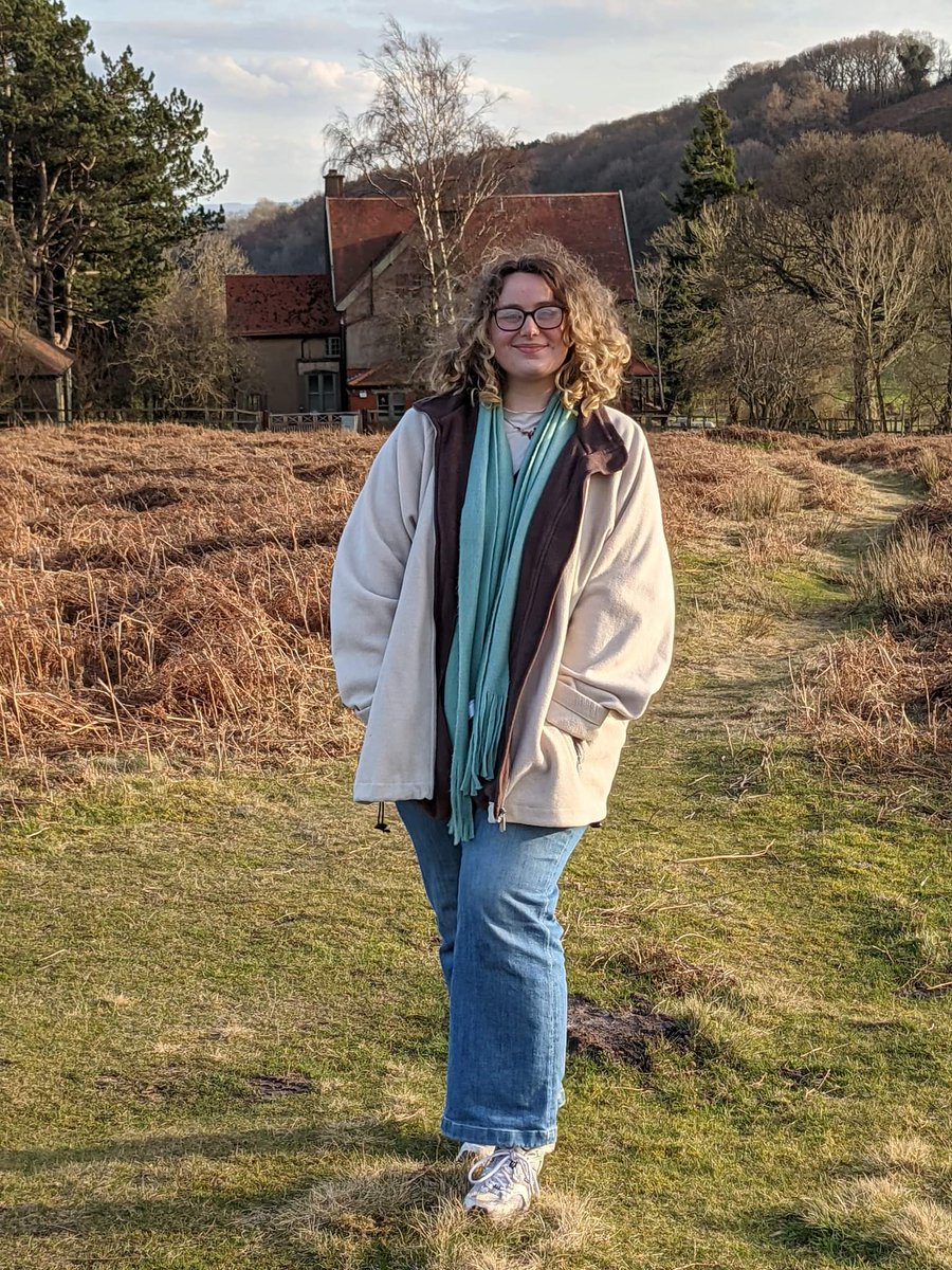 LynnBry29527024's tweet photo. Fabulous day out in North Yorkshire yesterday with my girl. And yes, she is indeed in a tree... #Yorkshire #WritingWithLabradors #TimeInATree https://t.co/h4jQFQuwKx