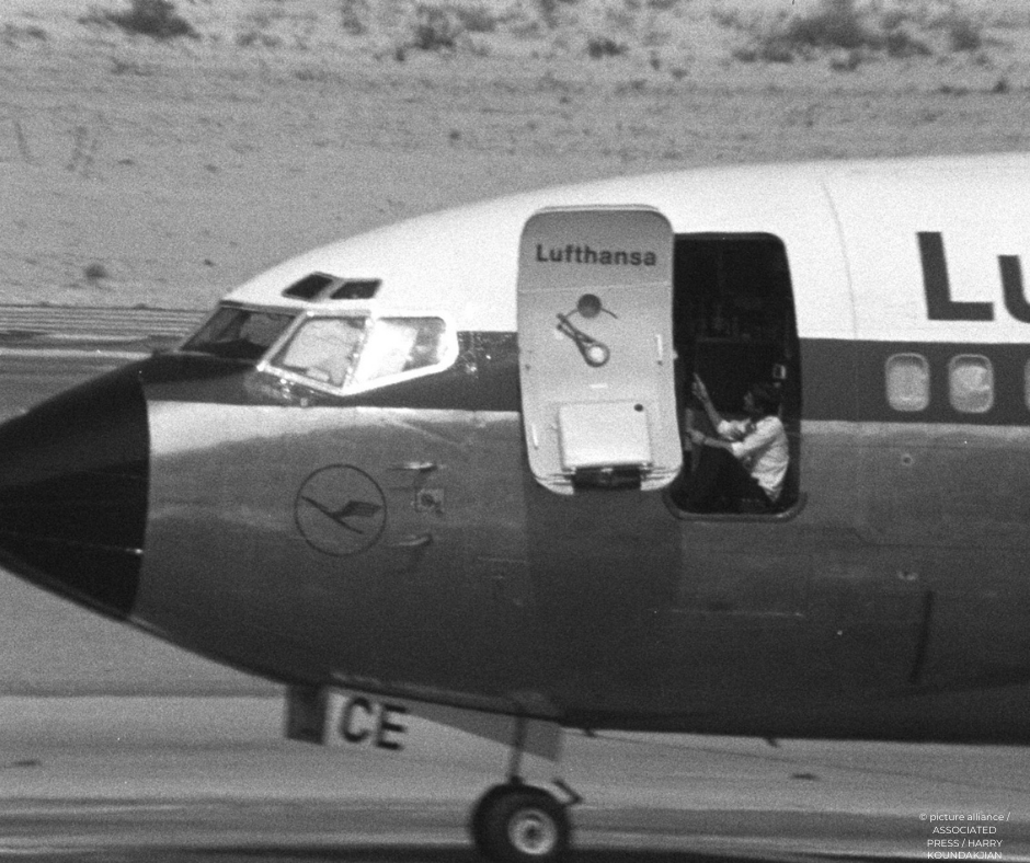 BKHS_Stiftung's tweet photo. Die Bundesregierung geht nicht auf die Forderungen der RAF ein. Es kommt zur Entführung der Lufthansa-Maschine #Landshut durch palästinensische Terrorist*innen. Alle 91 Menschen an Bord werden als Geiseln genommen. Kapitän Jürgen Schumann wird bei einem Zwischenstopp erschossen. https://t.co/VGXwBCslDC