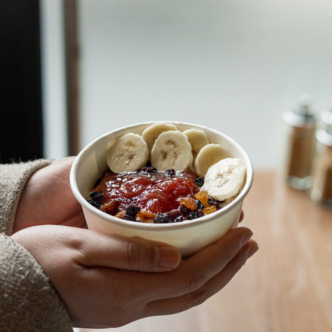 loafly_'s tweet photo. 🚨 Oatmeal alert 🚨 We now have our oatmeal station open for breakfast! 

You don’t know breakfast until you try this warm and toasty oatmeal bowl made with our 100% sustainable oats. 👌

#oatmeal #breakfast #bananas #sustainable #strawberryjam #healthy #goodbreakfast https://t.co/0gqyveWL9p