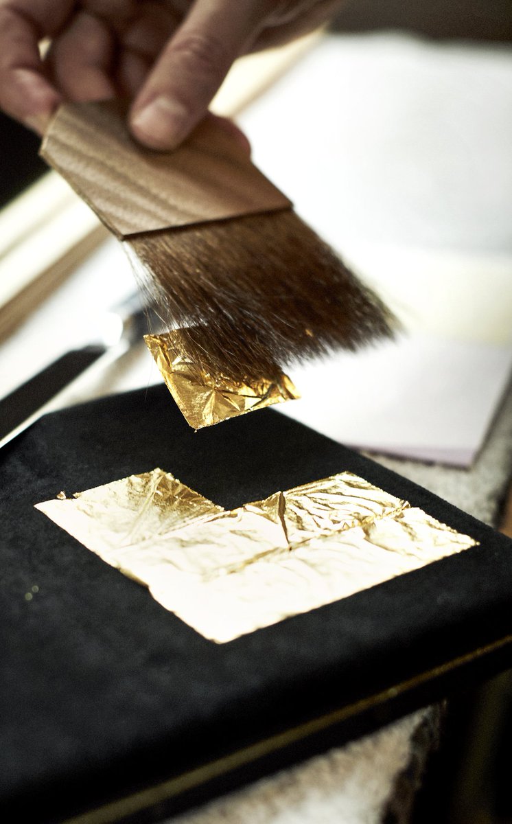 JasmineHelbling's tweet photo. Es war einmal eine Frau, die machte zu Gold, was ihr in die Hände fiel. Mit einem Pinsel aus Eichhörnchenhaar, mit einem Kleber aus Gelatine. Das Märchen einer Winterthurer Schriftenmalerin✨ https://t.co/QIWLC30j9w #Kunsthandwerk https://t.co/E2NKOEW95T
