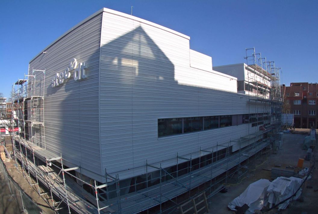 sprinkenhof's tweet photo. Bye bye Gerüst! Beim #Bürgerhaus in #Eidelstedt wird aktuell das Baugerüst abgebaut und die Alu-Fassade glänzt im Sonnenlicht. Auch die Innenausbauarbeiten des #steeedt schreiten weiter voran. Wir fiebern mit! @BA_Eims #sprinkenhof #wirbewegenimmobilien https://t.co/NYhWrqk0xi