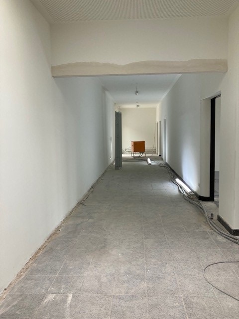 sprinkenhof's tweet photo. Bye bye Gerüst! Beim #Bürgerhaus in #Eidelstedt wird aktuell das Baugerüst abgebaut und die Alu-Fassade glänzt im Sonnenlicht. Auch die Innenausbauarbeiten des #steeedt schreiten weiter voran. Wir fiebern mit! @BA_Eims #sprinkenhof #wirbewegenimmobilien https://t.co/NYhWrqk0xi