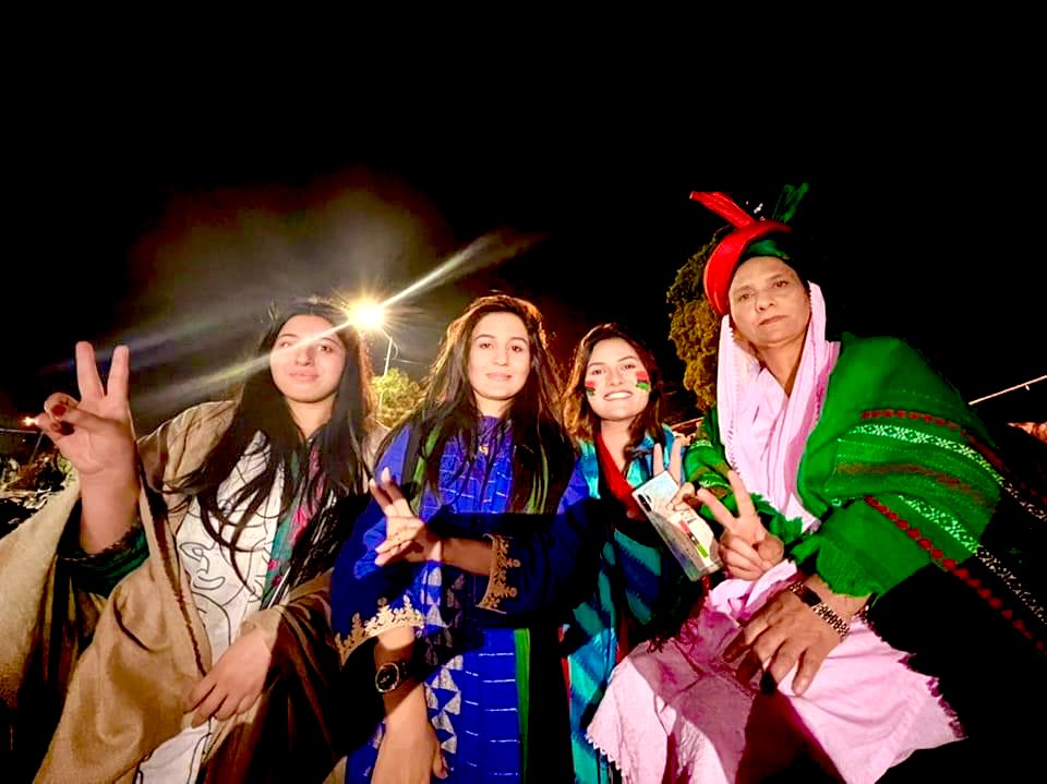 Zoobiakhurshid's tweet image. Pleasure meeting with Aunty outbrave  @ShahidaRehmani, younger sister shining political star @WajihaAbid1 well bred, @AroobaRabbaniPP who travelled all the way from Karachi to Islamabad to be strength of @BBhuttoZardari 
#AwamiMarch #PPPFAMILY 

PC: @HilalRehmani