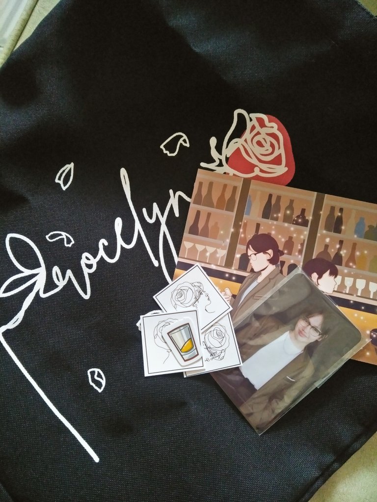 roceelin's tweet photo. Got mine today! Ang ganda so much!!! Again, congrats @rocepparelyn, editors at ate roce!! Looking forward for more batch of merch! Ang gwapo ni rusty jusko 😭💕 https://t.co/0P21vJ55DQ