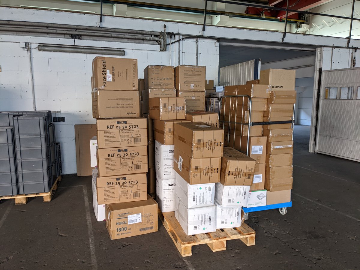 ++ Erste Großspende für Ukraine ++
Bereits einen Tag vor dem Start der Spendenaktion übergab der Geschäftsführer Joachim Off der Vulpius-Klinik mit zwei Mitarbeiterinnen vier Paletten medizinisches Material. Vielen herzlichen Dank dafür!