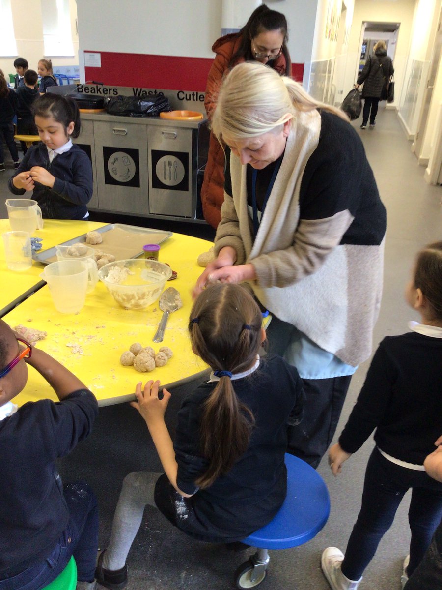 RosettaPrimary's tweet image. Reception have been reading The Little Red Hen and made bread with our head chef Mandy. They did fantastic mixing, kneading and rolling. 🍞 #thelittleredhen #eyfsreading #eyfstheworld