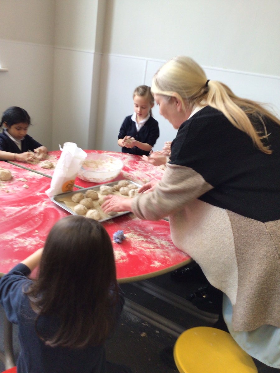 RosettaPrimary's tweet image. Reception have been reading The Little Red Hen and made bread with our head chef Mandy. They did fantastic mixing, kneading and rolling. 🍞 #thelittleredhen #eyfsreading #eyfstheworld