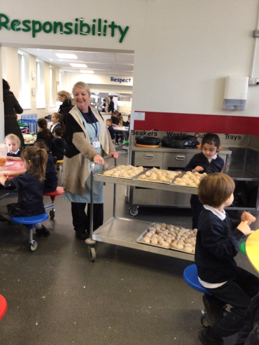 RosettaPrimary's tweet image. Reception have been reading The Little Red Hen and made bread with our head chef Mandy. They did fantastic mixing, kneading and rolling. 🍞 #thelittleredhen #eyfsreading #eyfstheworld