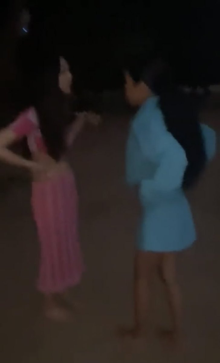 lisalareine's tweet photo. 2 sims arguing https://t.co/mEOfsQTem4