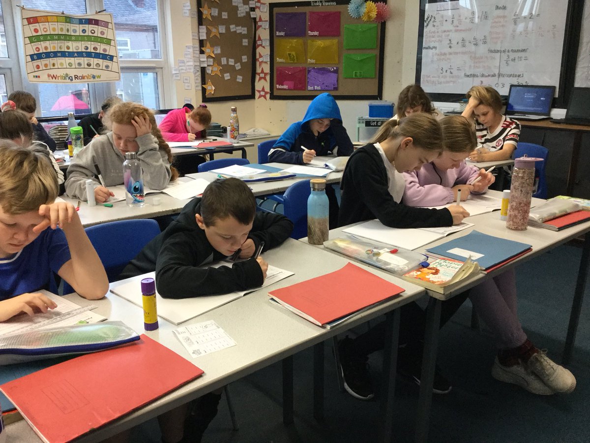 LSTClass_14's tweet photo. We are working hard to identify words that use apostrophes for possession and contraction! #English https://t.co/kmR7XDSnvK