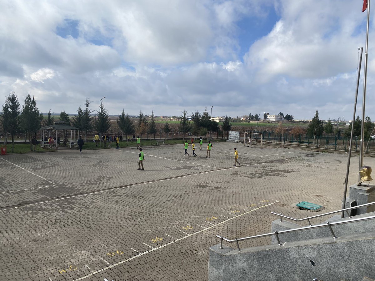 Sınıflar arası futbol turnuvası okulumuz Beden Eğitimi Öğretmeni İrfan Çot önderliğinde başlamıştır. Müsabakaya katılacak takımlara başarılar dileriz.