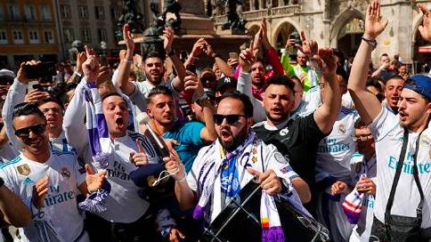 Betclic's tweet photo. 10h30, les festivités continuent toujours sur le vieux port #RMAPSG https://t.co/ScuEWtRX4P