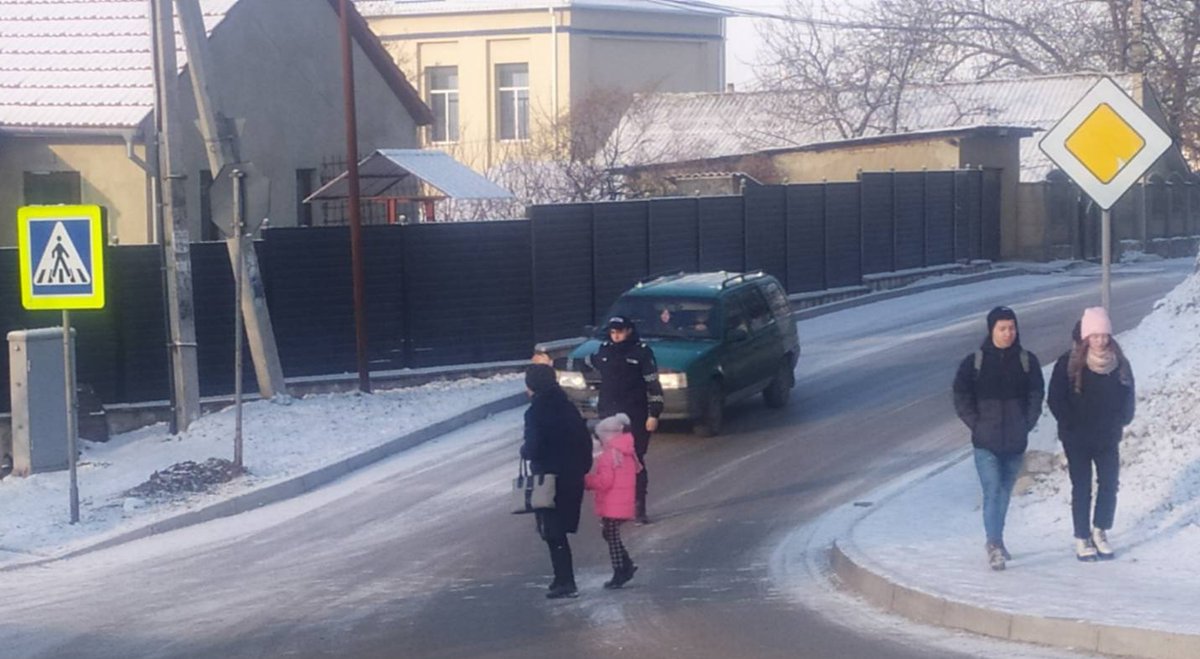 ip_nisporeni's tweet photo. 🌤️ #Bună_dimineața ‼️

👮🏻🚔👮🏻‍♀️ #Polițiștii din #Nisporeni 🏙️ sunt prezenți la #trecerile_pietonale 🚦 din adiacentul instituțiilor de învățământ 🏫 pentru a asigura traversarea străzilor în #siguranță de către #cetățeni 👨‍👩‍👧‍👦 și în special de către #elevi 👫🏻. https://t.co/2IPcf5vXAK