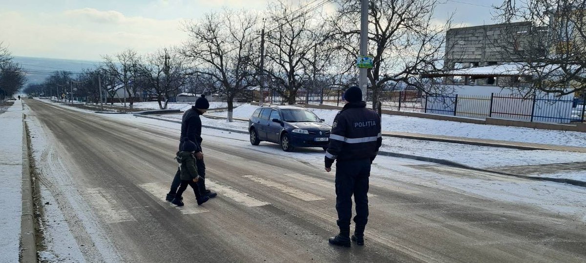 ip_nisporeni's tweet photo. 🌤️ #Bună_dimineața ‼️

👮🏻🚔👮🏻‍♀️ #Polițiștii din #Nisporeni 🏙️ sunt prezenți la #trecerile_pietonale 🚦 din adiacentul instituțiilor de învățământ 🏫 pentru a asigura traversarea străzilor în #siguranță de către #cetățeni 👨‍👩‍👧‍👦 și în special de către #elevi 👫🏻. https://t.co/2IPcf5vXAK