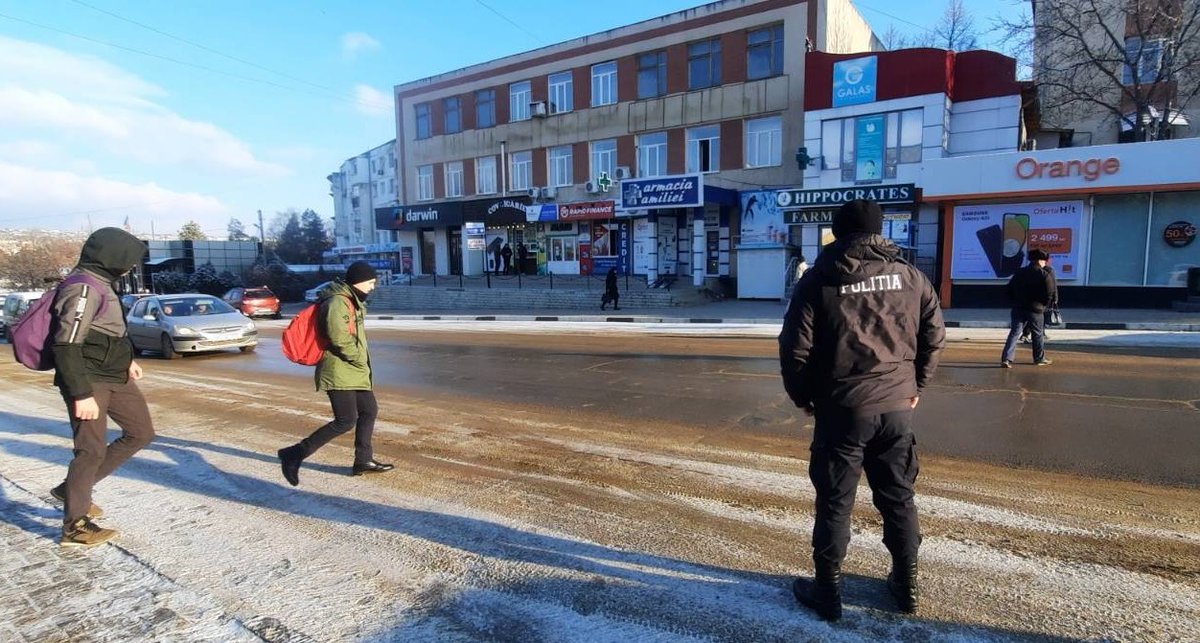 ip_nisporeni's tweet photo. 🌤️ #Bună_dimineața ‼️

👮🏻🚔👮🏻‍♀️ #Polițiștii din #Nisporeni 🏙️ sunt prezenți la #trecerile_pietonale 🚦 din adiacentul instituțiilor de învățământ 🏫 pentru a asigura traversarea străzilor în #siguranță de către #cetățeni 👨‍👩‍👧‍👦 și în special de către #elevi 👫🏻. https://t.co/2IPcf5vXAK