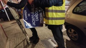 La <a href="/CUPTerrassa/">CUP Terrassa #GentQueLluita✊</a> reclama substituir el nom del carrer Marqués de Comillas pel de Jacinto Ávalos #Terrassa. La formació ha fet una acció simbòlica tapant diverses plaques

terrassadigital.cat/la-cup-reclama…