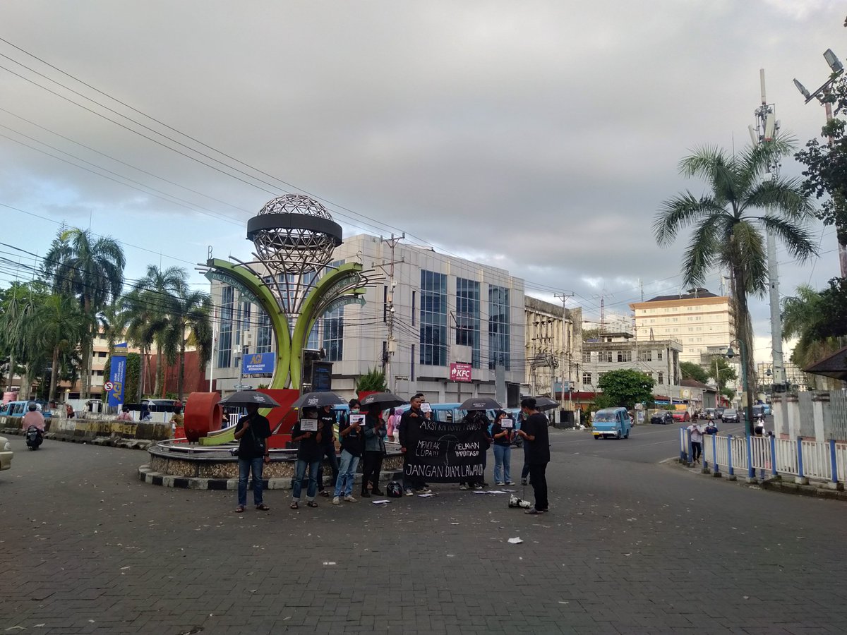 HenlyR's tweet photo. Aksi Kamisan Manado

Kita tidak akan pernah lupa untuk melawan dan akan terus melawan segala bentuk impunitas yang dibuat negara dan pemerintah, serta menuntut pertanggungjawaban.

#menolaklupa #melawanimpunitas 

@AksiKamisan @sumarsih11 https://t.co/6rysCkSRNq