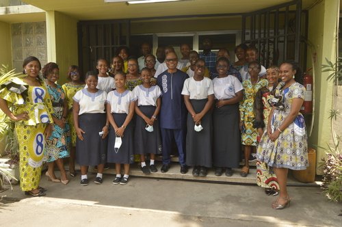 WWF_RDCongo's tweet photo. 1/2 A l'occasion de la #JourneeDeLaFemme, #WWFRDC a reçu un groupe d'élèves du lycée Mgr Shaumba et lycée Bosangani pour échanger autour du thème: "autonomisation des femmes et filles dans le contexte de lutte contre le changement climatique. Plus 👉🏾 https://t.co/b0qtfKgKhW https://t.co/5weAQ3MSQ0