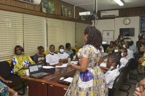 WWF_RDCongo's tweet photo. 1/2 A l'occasion de la #JourneeDeLaFemme, #WWFRDC a reçu un groupe d'élèves du lycée Mgr Shaumba et lycée Bosangani pour échanger autour du thème: "autonomisation des femmes et filles dans le contexte de lutte contre le changement climatique. Plus 👉🏾 https://t.co/b0qtfKgKhW https://t.co/5weAQ3MSQ0
