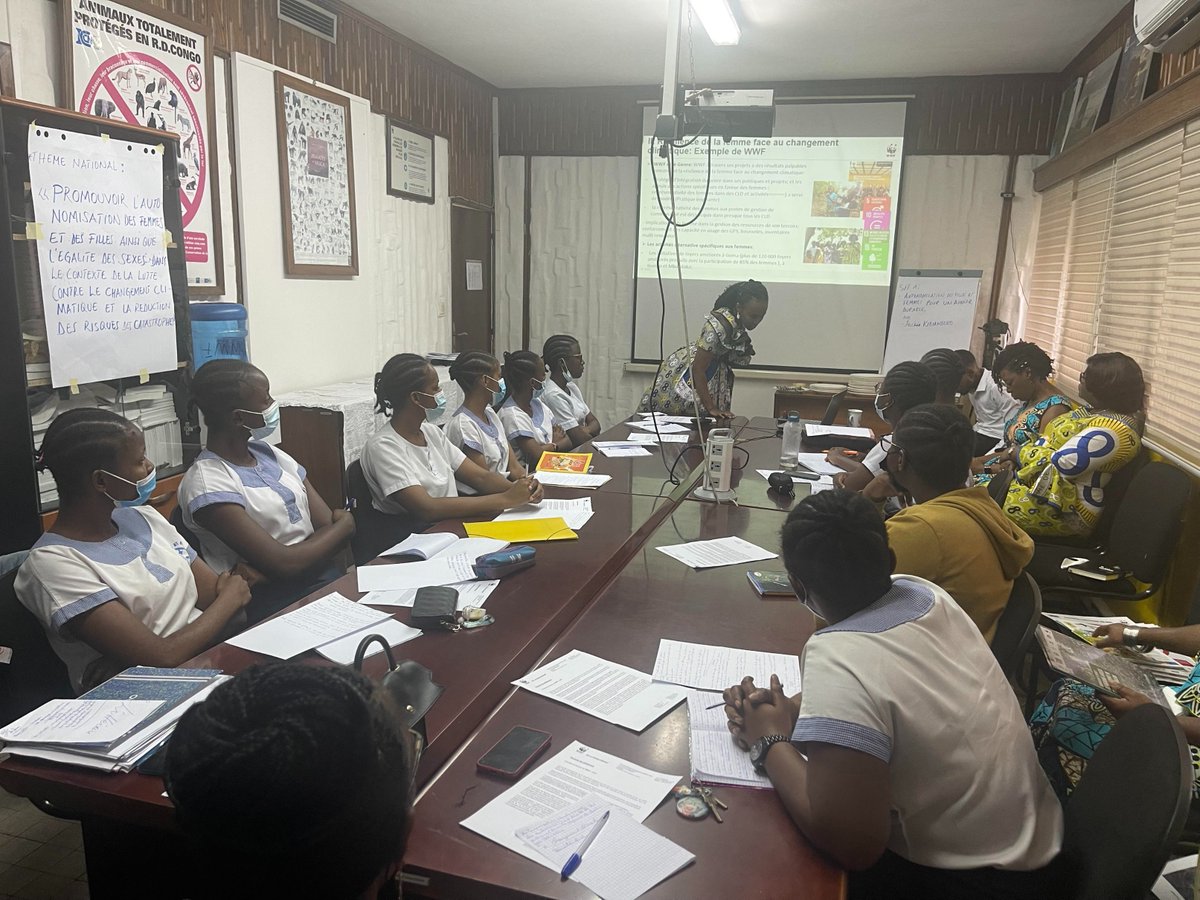 WWF_RDCongo's tweet photo. 1/2 A l'occasion de la #JourneeDeLaFemme, #WWFRDC a reçu un groupe d'élèves du lycée Mgr Shaumba et lycée Bosangani pour échanger autour du thème: "autonomisation des femmes et filles dans le contexte de lutte contre le changement climatique. Plus 👉🏾 https://t.co/b0qtfKgKhW https://t.co/5weAQ3MSQ0