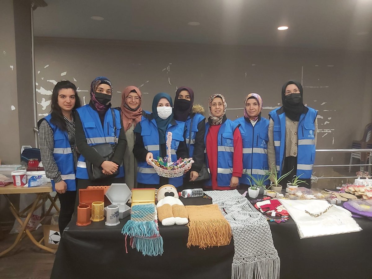 NigdeKYGM's tweet photo. SMA Hastası Elif Saremiz için kollarımızı sıvadık bugün🤝

Fadimana Halisdemir Yurdu Öğrencilerimiz el emeği göz nuru ürünlerini Elifimiz için kermeste görücüye çıkardı♥️

El ele vererek başaracağız inşallah🤲 https://t.co/WkFVf0cBmP