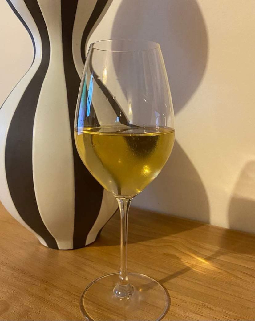 I recently tweeted about the lovely Pol vintage 2013.  A bottle of 2008 yesterday was less impressive.  No problem with closure, vibrant mousse!  Dark colour and an emerging bouquet of sherry.  A signature of oxidation as opposed to real maturity sadly.