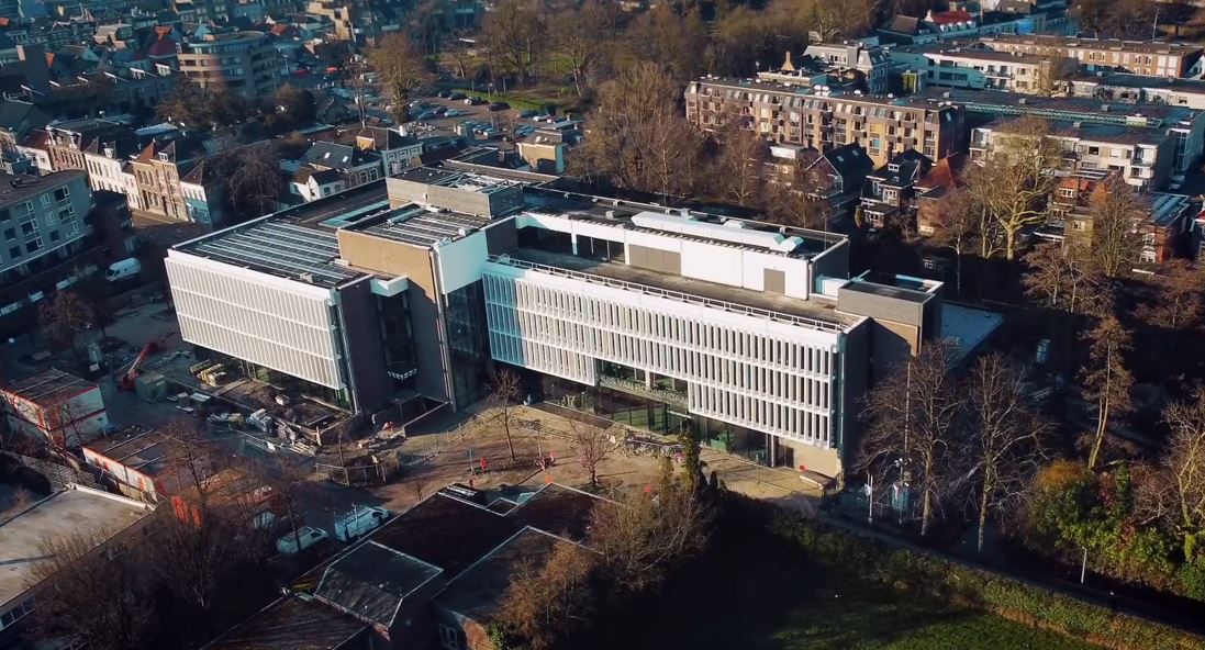Vanavond neemt wethouder Cees Lok je mee in het verhaal van het HUIS van Roosendaal. 🏡😄 Tijdens de opening komt het HUIS beetje bij beetje tot leven. En die kan jij live volgen tussen 19.00 en 20.00 uur via streamportal.nl/huisvanroosend…. 

Dat wil je toch niet missen? 😉