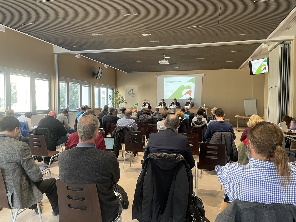 ChambreAgri08's tweet photo. [En direct]
Nombreux sujets à traiter en ce jour de #session @ChambreAgri08 en présence de @Prefet08 et @OdileBerteloodt : actualités, compensations agricoles, #photovoltaique, contractualisation etc… https://t.co/q7UHHPDO0e