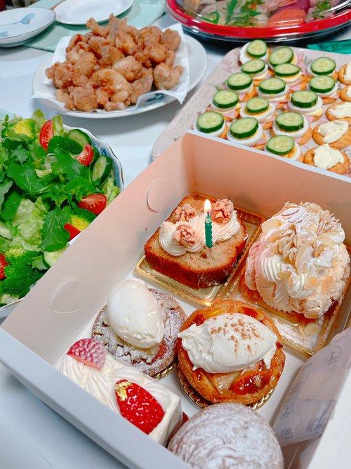 お父さんお誕生日おめでとうございます😆🎂😆🎂

かんぱーい!今日はワインサワーとかいう新ジャンルです!!!!!!!(笑) 