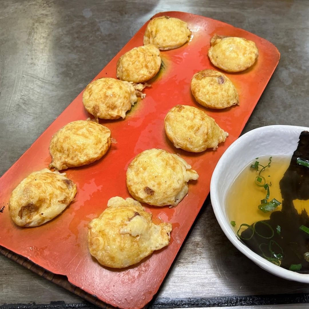 hanshinnow's tweet photo. 🐙明石焼き（400円）
お好み焼きの中にご飯が入った「パンチ焼き」も名物。
🏠お好み焼き つくし（春日野道駅から徒��約11分）

☺️Instagram（@hanshinnow_gurumet）では、阪神沿線のグルメ店をご紹介！
フォローしてもらえると嬉しいです。
↓↓↓
https://t.co/Toj9t8dO78
#阪神電車公式
#阪神ナウ https://t.co/H43Cv452jQ