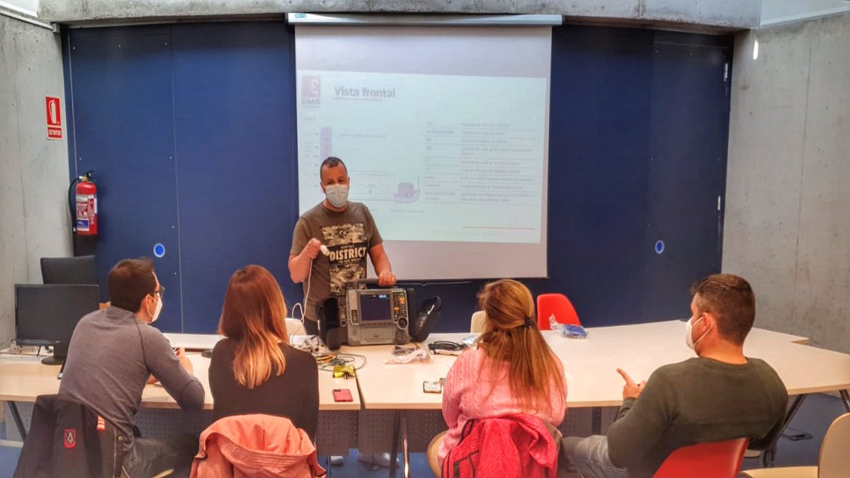 EMSFormacion's tweet photo. Hoy formamos a los Técnicos en Emergencias Sanitarias del Servicio Municipal de Emergencias del @AytoVDLCanada en una puesta al día del #desfibrilador #monitor LIFEPAK15. 
#TES #SVB #formaciónpráctica #emergencias https://t.co/TfOjaX6vIj