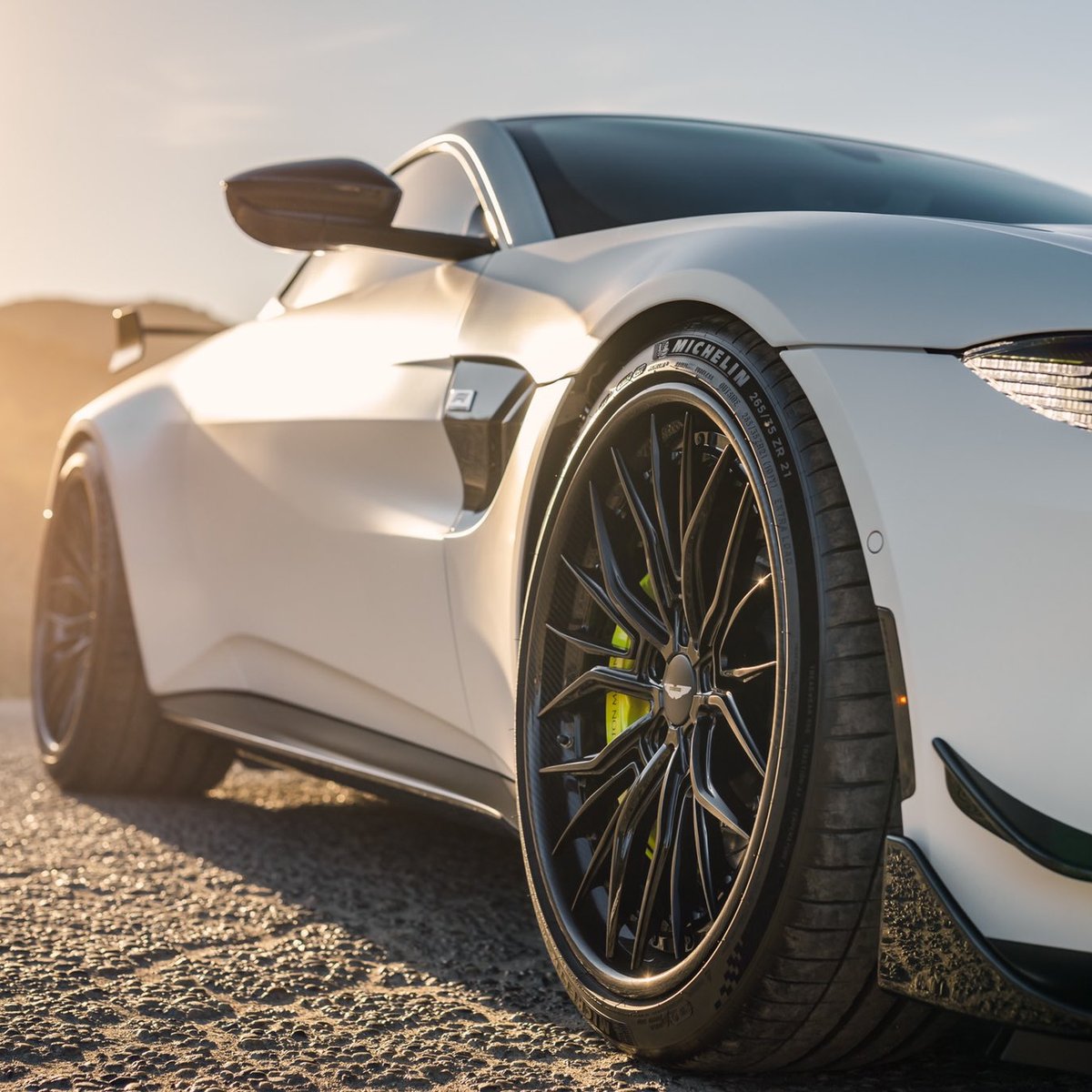 autoshopstroud's tweet photo. #VantageF1 has been modified to make it sharper, quicker and more focused than the V8 Vantage on which it’s based.

#vantagef1edition Big changes have taken place within the suspension and the aerodynamics. Thanks to a huge new rear wing and rear diffuser. https://t.co/BCEbiVwXiL