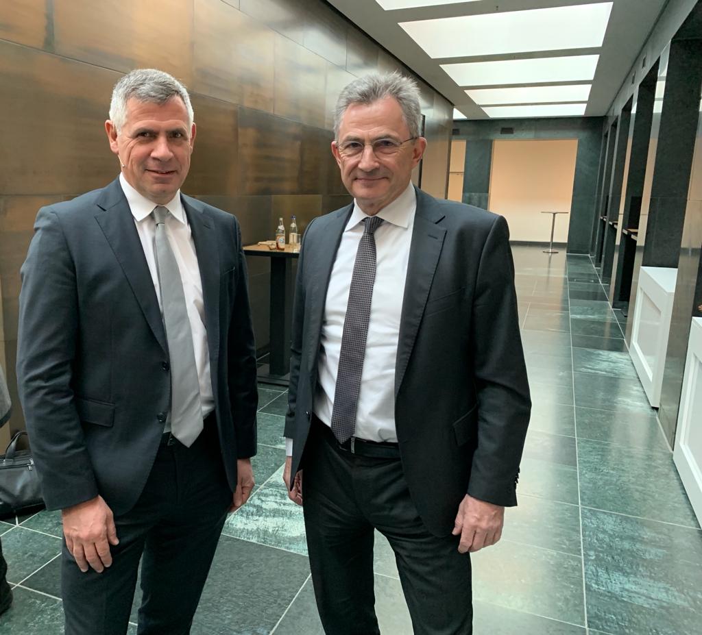 Frischepost's tweet photo. 'Die Brücken befinden sich in einem schlechten Zustand, es wurde zu wenig investiert in den letzten Jahren', @dtbauindustrie Präsident Peter Hübner und @StephanKrenz von @Autobahn_Bund beim #Brückengipfel https://t.co/bEghJiiKXB https://t.co/AlcVIwsHSs