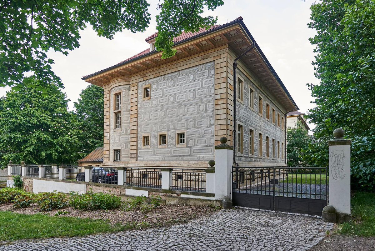 OlomoucTourism's tweet photo. Zajímáte se o olomoucké vily? Na Informačním centru máme pro vás kapesního průvodce zdarma. Stavte se.
#Olomouc #tourism #vily https://t.co/XU2HEgBcM8