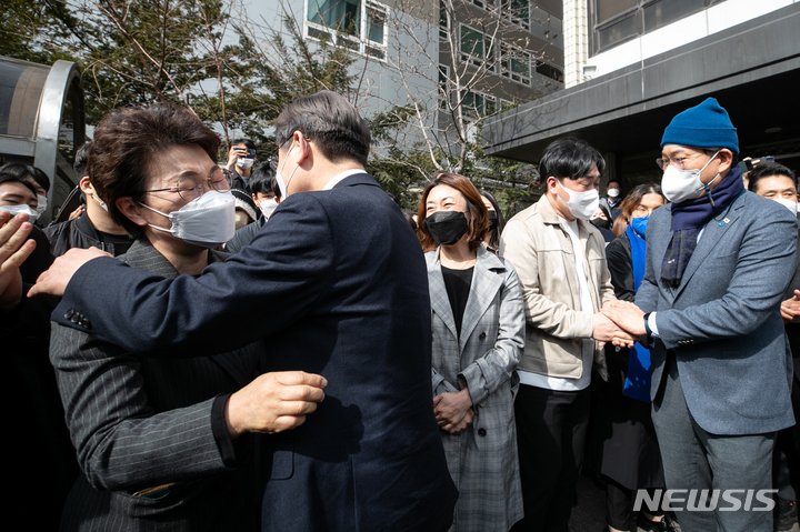 1번을 지지해 온 사람으로서 참 뭐라 할 말이 안 떠오르지만 윤석열 이거 하난 명심하시길 바란다. 당신이 말한 공정과 상식을 벗어나 문대통령과 애먼 사람들 협박하면 그 즉시 국민들은 다시 일어날 것이오 그자리 온전치 못할 겁니다. 화합의 나라 만드는데 초석이 되시요.. 큰 기댄 안합니다만..