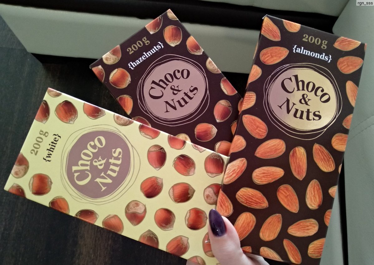 Чоко шоколадку. Шоколад Choco Nuts белый с миндалем. Choco Nuts 200g с фундуком. Шоколадка с миндалем в красное и белое. Шоколадка с цельным миндалем.