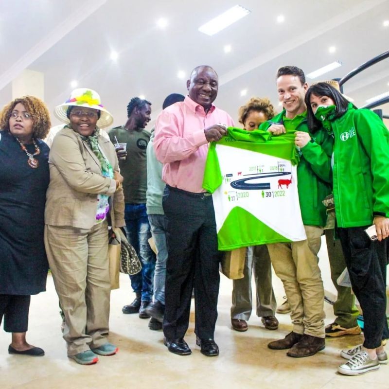 TeamSwiftVEE's tweet image. What a privilege conducting President Ramaphosa&apos;s livestock auction which was available online for the first time in SA. What a privilege for #SwiftVEE to make history. Inspired by our incredible team! #SwiftVEE #JustWatchUs #livestocknews #onlineauctions