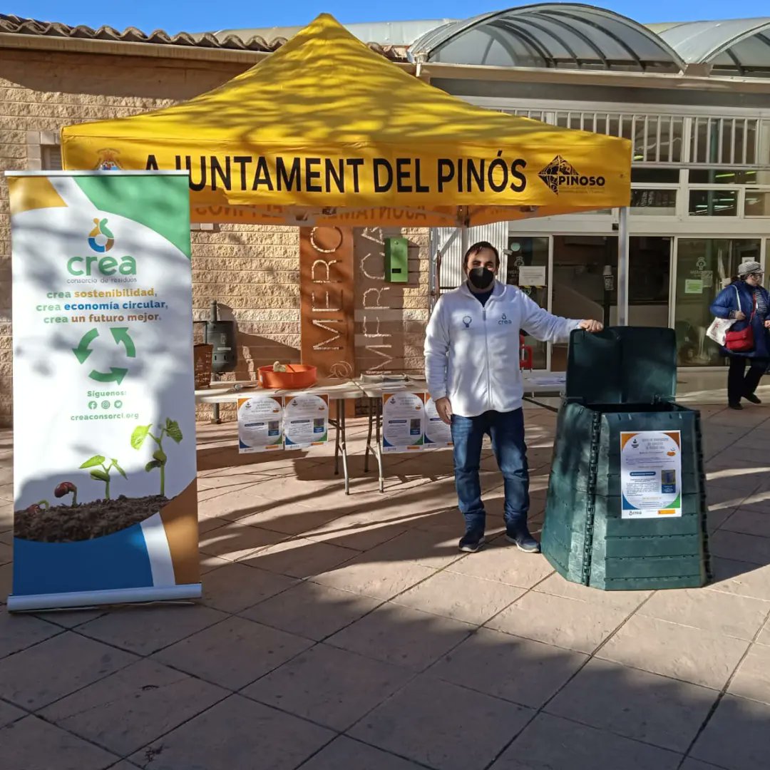 consorcio_crea's tweet photo. En #Pinoso nuestro educador ambiental ha realizado una acción informativa sobre #compostaje doméstico para que las personas pudieran ver el compostador. ¡La actividad ha sido un éxito y 13 personas se han inscrito a la formación para participar en el proyecto #CREACompost! https://t.co/8kzJYWx97E