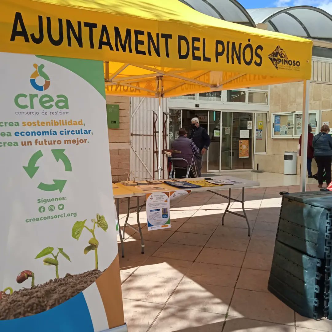 consorcio_crea's tweet photo. En #Pinoso nuestro educador ambiental ha realizado una acción informativa sobre #compostaje doméstico para que las personas pudieran ver el compostador. ¡La actividad ha sido un éxito y 13 personas se han inscrito a la formación para participar en el proyecto #CREACompost! https://t.co/8kzJYWx97E