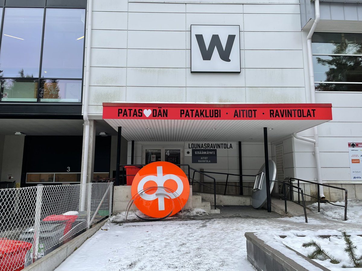 Jäähallilla on arpajaisvoiton lunastus käynnissä. #Isomäki #W #Ässät