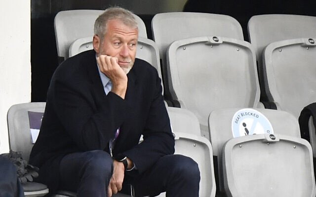idextratime's tweet photo. BREAKING : Roman Abramovich telah dijatuhi sanksi. Semua asetnya di Inggris dibekukan.  Chelsea masih dapat beroperasi di bawah lisensi khusus tetapi penjualan klub ditangguhkan.

Chelsea kini dilarang menjual tiket pertandingan. 🤯🤯🤯

📝 @martynziegler https://t.co/ENSalOxpj5