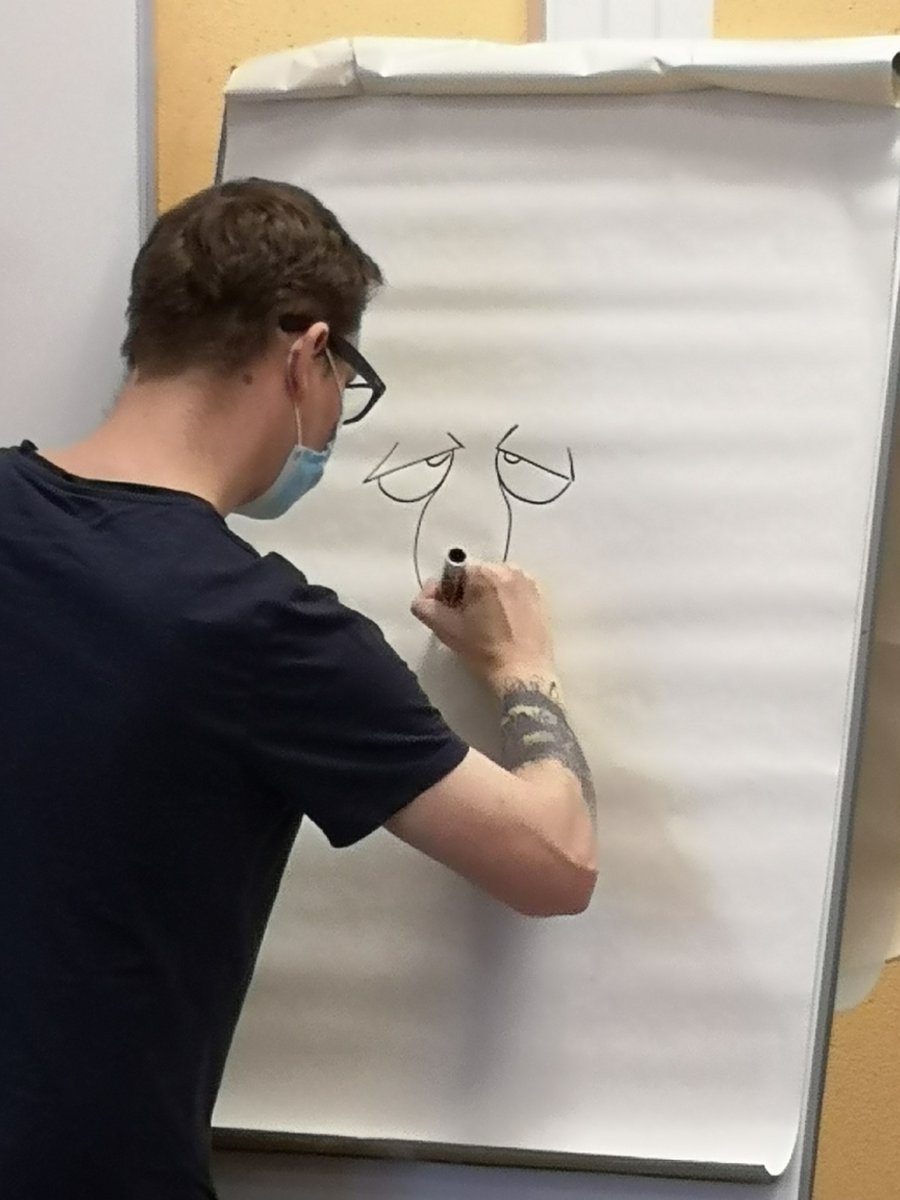 EmileCdi's tweet photo. Les classes de 4e A et B à la rencontre du dessinateur de presse mortagnais Kurt #EMI. Son travail, revue de presse et dessins . Sa venue sera suivie d'une expo de dessins de presse des élèves. @CollegeChartier https://t.co/Sv7fys6SYH