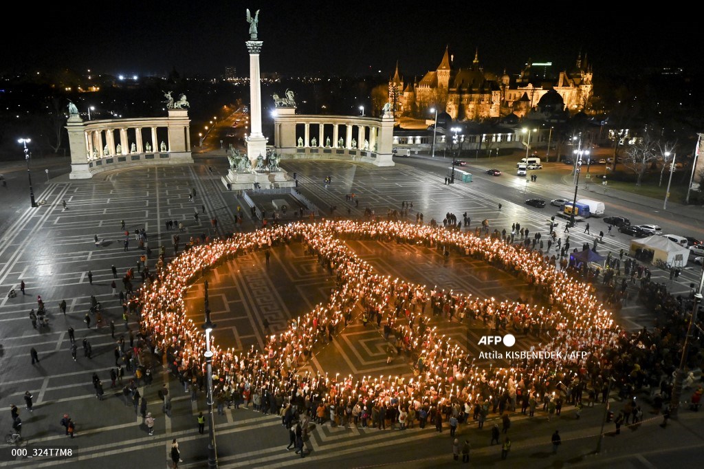 AFP Photo (@afpphoto) on Twitter photo Protestors against the war and Russian invasion of Ukraine form the peace symbol during a demonstration at Heroes' Square in central Budapest. #AFP
📸 <a href="/afpattila/">Attila Kisbenedek</a> Protestors against the war and Russian invasion of Ukraine form the peace symbol during a demonstration at Heroes' Square in central Budapest. #AFP
📸 <a href="/afpattila/">Attila Kisbenedek</a>