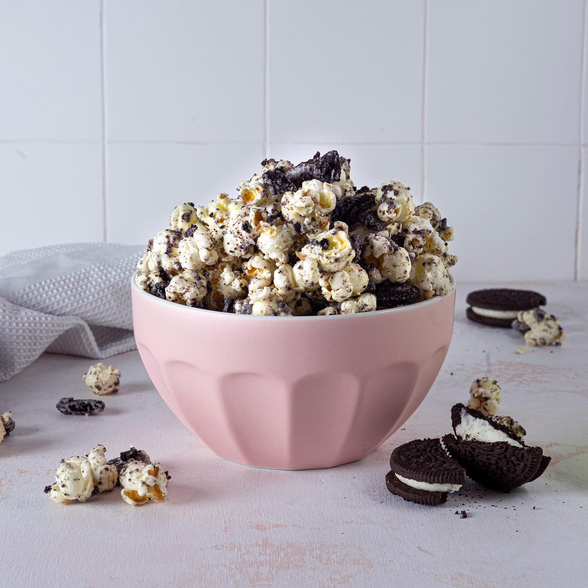 OreoUki's tweet photo. Now that The Batman is in cinemas, what about a snack to enjoy while watching the caped crusader? A sweet & salty recipe creation by @valesfoodblog, this OREO popcorn is 100% worthy of Gotham City!
📸: https://t.co/G7HXjdToOx
#OREO #OreoStayPlayful #OreoPopcorn #OREOxTheBatman https://t.co/QBpsSh66CL