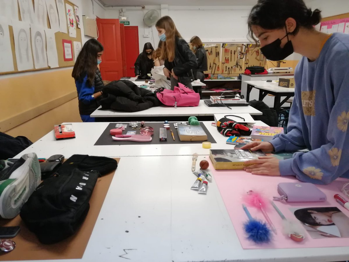 IESANTJORDI's tweet photo. Els alumnes de visual i plàstica de 4t d'ESO fan el seu autoretrat emprant la tècnica del knolling #visualiplastica #art #NousEspaisUnNouSantJordi
#iesantjordi #vilassardedalt #escolescoop #escolesmaresme https://t.co/XDhpTBtBPa