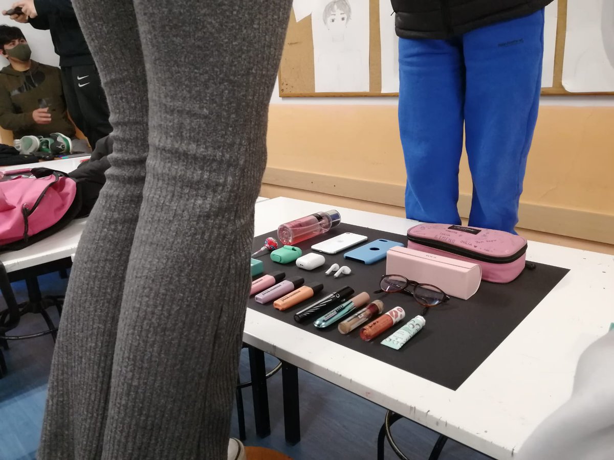 IESANTJORDI's tweet photo. Els alumnes de visual i plàstica de 4t d'ESO fan el seu autoretrat emprant la tècnica del knolling #visualiplastica #art #NousEspaisUnNouSantJordi
#iesantjordi #vilassardedalt #escolescoop #escolesmaresme https://t.co/XDhpTBtBPa