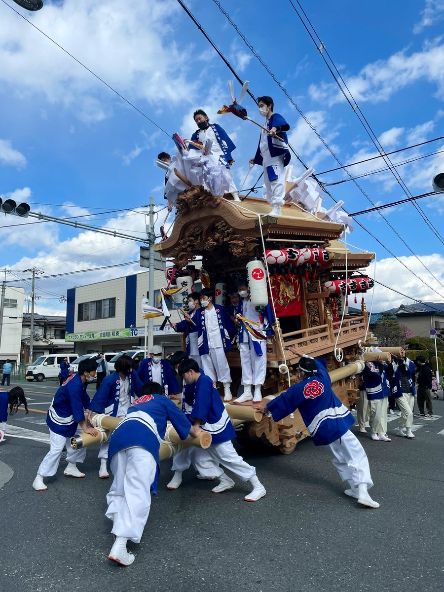 seyakai's tweet photo. あまり誰も触れない事が、たったこの十年で府内各地の祭礼衣装は変貌した。
決して批判するわけではないが、どこも泉州風のバッチにタスキ団扇に変わった。
そんな中、古箕輪は未だにニッカポッカで本来のスタイルを貫いてる
他���の真似は簡単だし隣の畑は青く見えるが、伝統を貫く方が百倍勇気がいる https://t.co/gIZKz9glsN