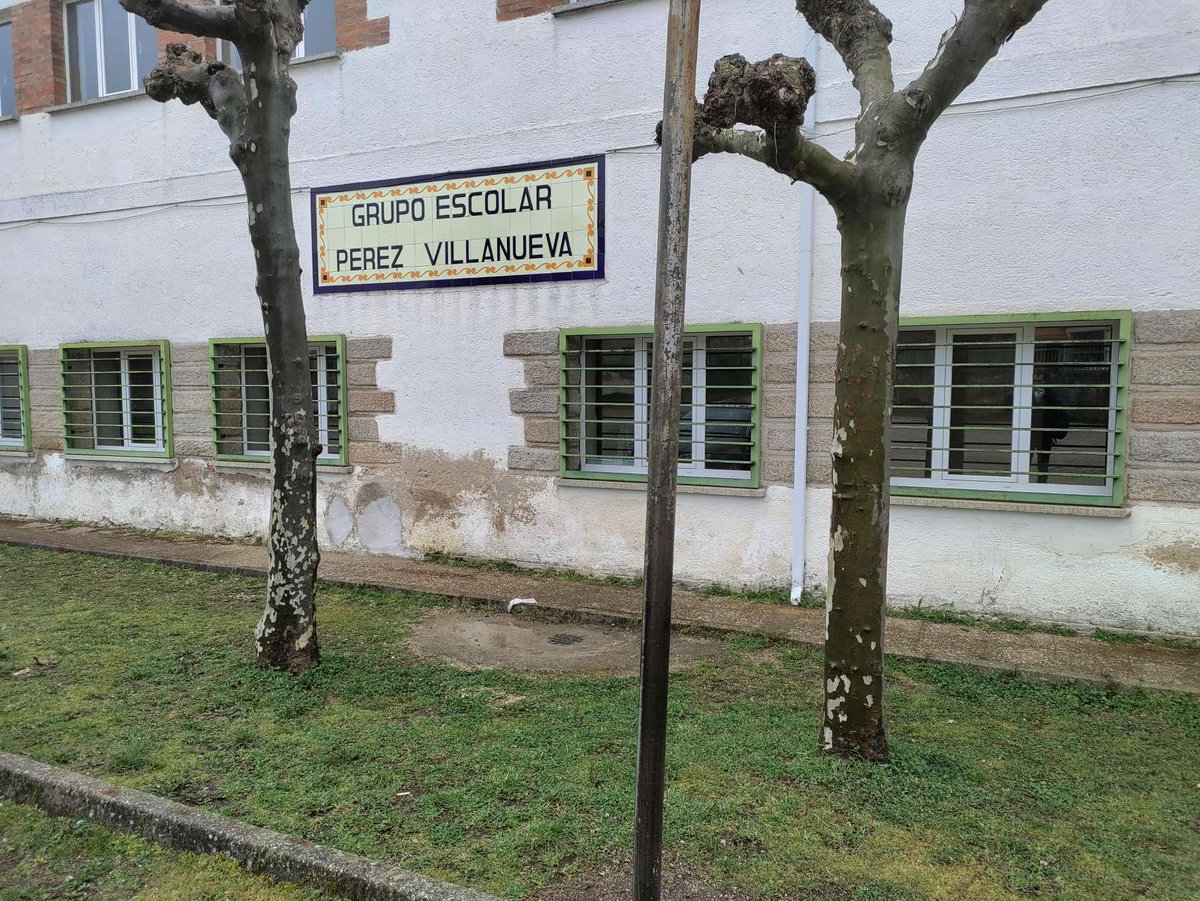 CompDigEdu_SA's tweet photo. Hemos visitado el @CRAPEREZVILLANU . Con ganas de formar parte del #CódiceTIC  y de plasmar sus actuaciones en el Plan TIC de centro. 
@educacyl

@CFIE_CR 

 #CompDigEdu_CYL https://t.co/6iAOuespdS